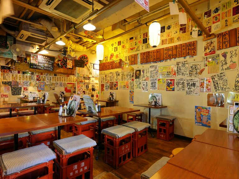 所狭しと貼られたポップやポスターが、賑やかな雰囲気を演出