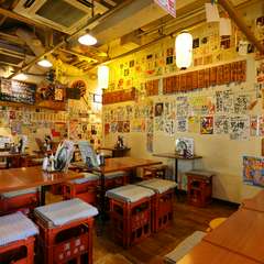 所狭しと貼られたポップやポスターが、賑やかな雰囲気を演出