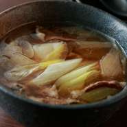 山形産の里芋、牛バラ肉、白ネギなどを特製のだしで煮込んだ一品です。醤油ベースの味付けは山形県内陸部のスタイル。最後は残っただしにうどんを入れ、カレーうどんにするアレンジがオススメです。