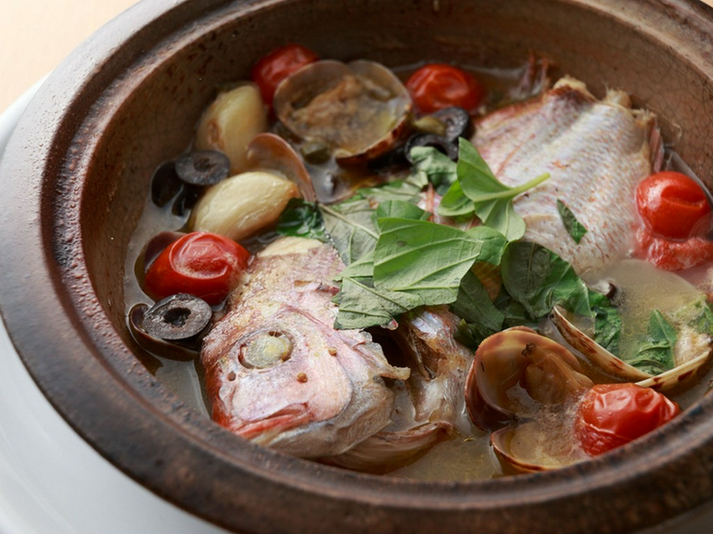 魚介の旨みが凝縮されたスープが絶品『一匹まるごと！　鯛のアクアパッツァ』