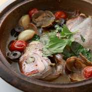 春は鯛、夏は鯵、冬は鱈など、季節の魚を使ったナポリ料理。魚介の旨みが凝縮されたスープがおいしいと評判です。4～5人でシェアして食べられるボリューム。白ワインと相性抜群です。