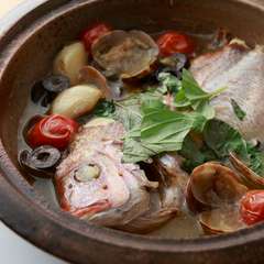 魚介の旨みが凝縮されたスープが絶品『一匹まるごと！　鯛のアクアパッツァ』