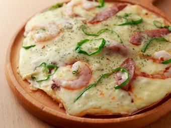 チーズがトロリ。焼きたて、熱々を楽しめる『本日の気まぐれピザ』