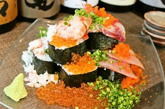 思わず歓声が上がる華やかさ『名物!!こぼれ寿司』