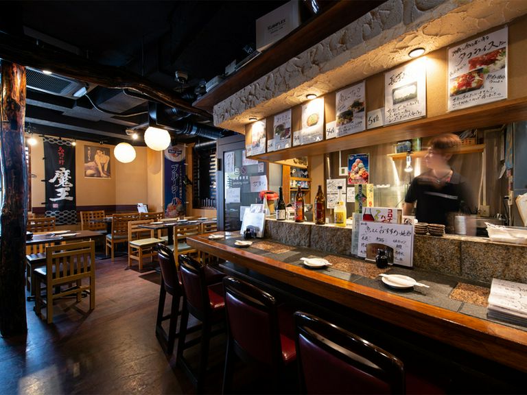 並んで座れるカウンター席は、デートに人気