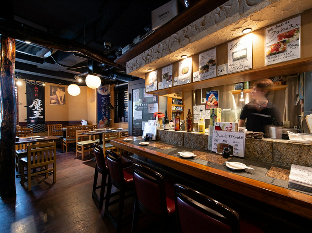 並んで座れるカウンター席は、デートに人気