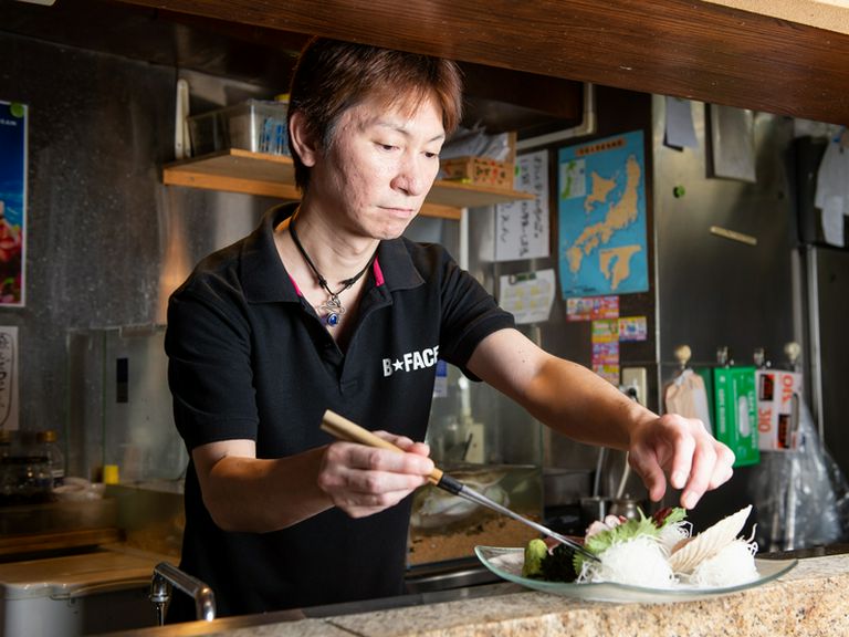 豊洲から直送の鮮魚を使った料理でもてなしてくれる柳澤氏