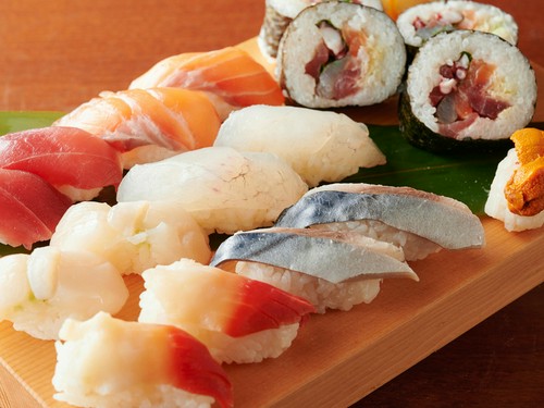 産地直送の鮮魚を寿司で堪能。1貫から気軽にオーダー可