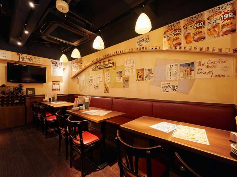 ゆったりと寛げる片側ソファー席は、居心地抜群