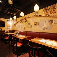 ゆったりと寛げる片側ソファー席は、居心地抜群