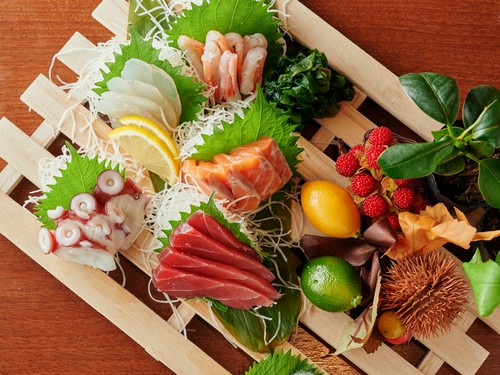 テーブルに華やかさを添えてくれる、旬の魚と季節のあしらい