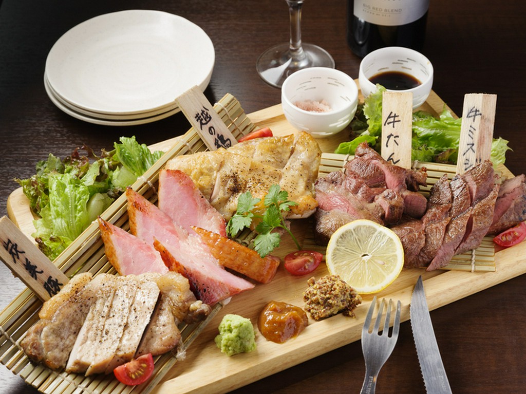 選りすぐりの肉をあれもこれも。炭の香りをまとわせた『おまかせ5種盛』