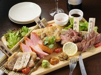 選りすぐりの肉をあれもこれも。炭の香りをまとわせた『おまかせ5種盛』