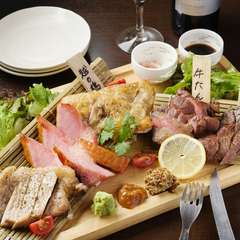 選りすぐりの肉をあれもこれも。炭の香りをまとわせた『おまかせ5種盛』