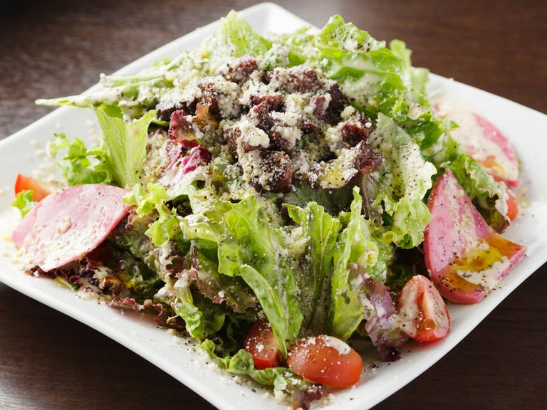 みずみずしい野菜を自家製ドレッシングでいただく『肉十八番屋サラダ』