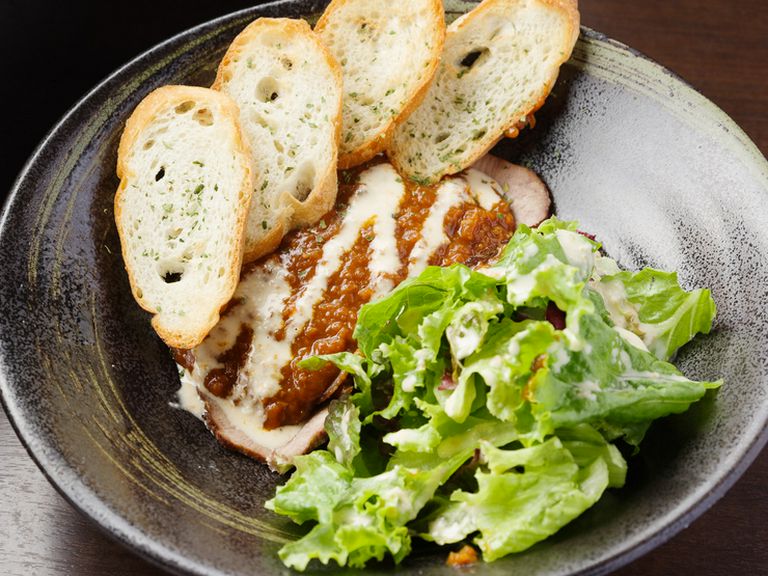 食べ応え満点。ほろりとほぐれる柔らかさの『厚切り牛タンシチュー』(数量限定)