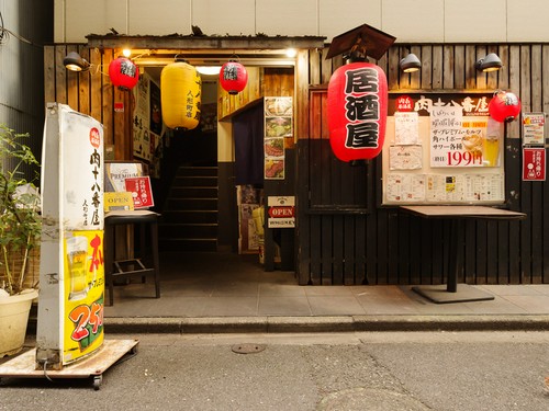 どことなくレトロな雰囲気漂うエントランス。大小の提灯が目印