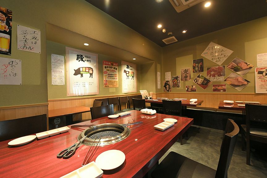 ロースターが設置されたテーブル席、焼き網は定期的に交換