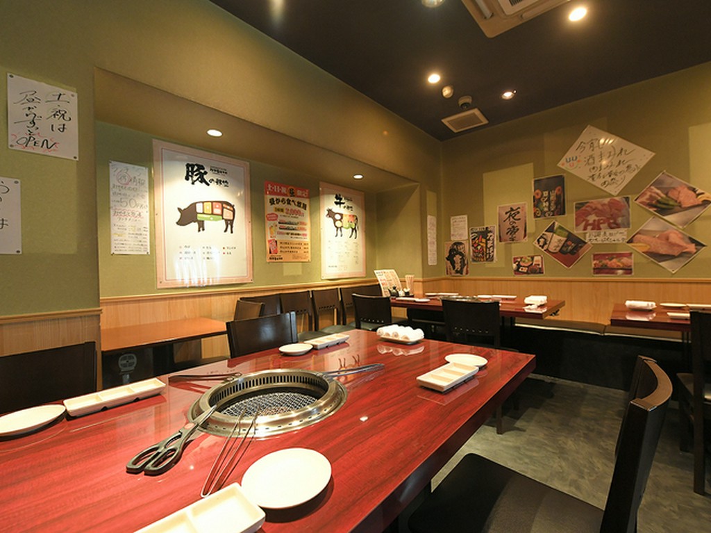 ロースターが設置されたテーブル席、焼き網は定期的に交換