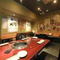 ロースターが設置されたテーブル席、焼き網は定期的に交換