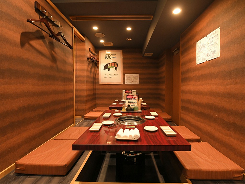 肉を囲んで会話も弾む、焼肉デートや肉好き女子の集まりに