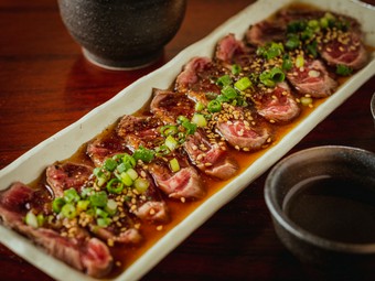 柔らかい赤身の旨みが口いっぱいに広がる『牛ミスジのレアタタキ』