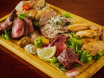 選りすぐりの銘柄肉を炭火で香り高く焼き上げた『おまかせ炭火焼き5点盛り』