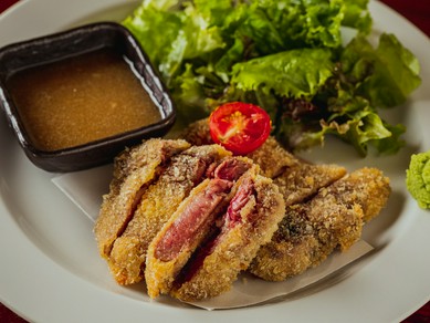 しっとり、コリコリの新食感が楽しめる『牛タンレアカツ』