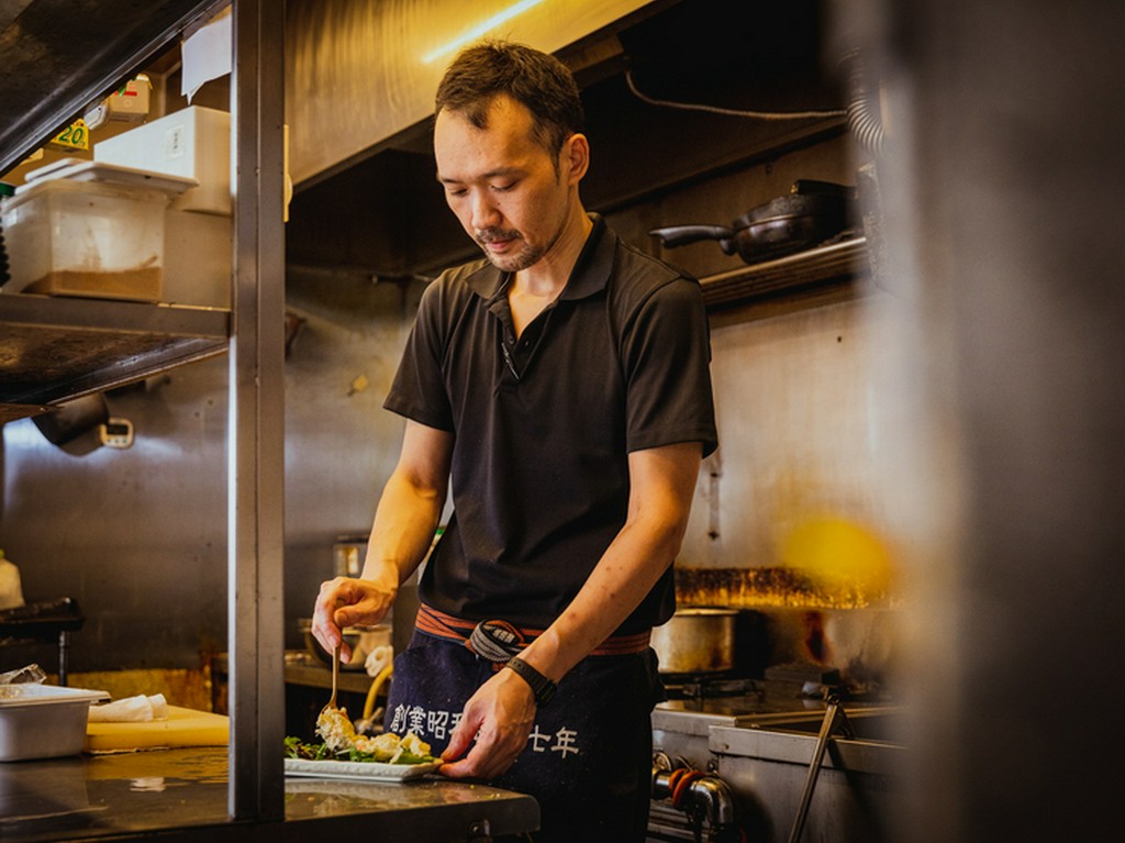 懐石料理をはじめ豊富な経験を活かして料理を振る舞う上原氏