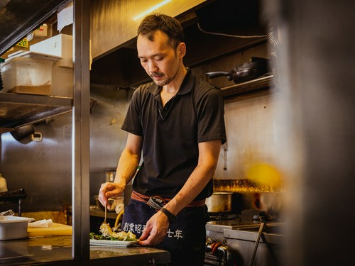 懐石料理をはじめ豊富な経験を活かして料理を振る舞う上原氏