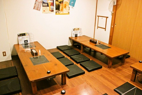 完全個室は10名用、25名用を完備。すだれで仕切れる半個室もあり