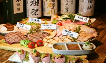 店の看板メニュー、備長炭で焼き上げた『おまかせ炭火焼5点盛り』