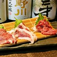 本場熊本県から直送仕入れした馬肉を特製の醤油でいただきます。写真は脂身と赤身のバランスが良いフタエゴ（バラ肉）、とろける食感のタテガミ、あっさりした赤身の3種。仕入れにより変わることもあります。