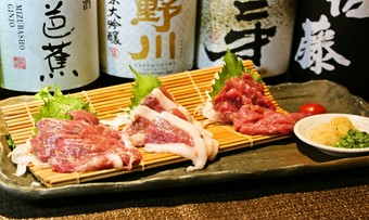 いろいろな部位の食べ比べが楽しめる『熊本直送の馬刺し』