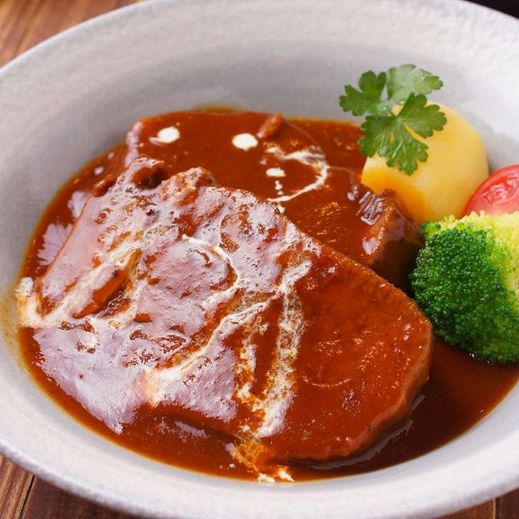 肉厚な牛タンをトロトロに仕上げた『シェフ特製牛タンのシチュー』（写真右奥）