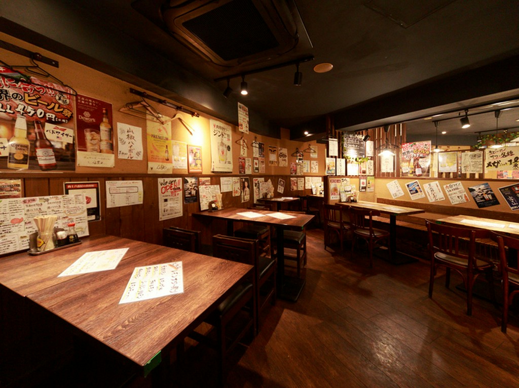 広い店内は座席同士の間隔もゆったり