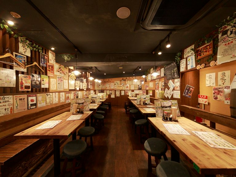 貸切もできる店内。みんなでワイワイ宴会を