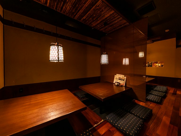 人数に合わせて使える掘りごたつ席も完備