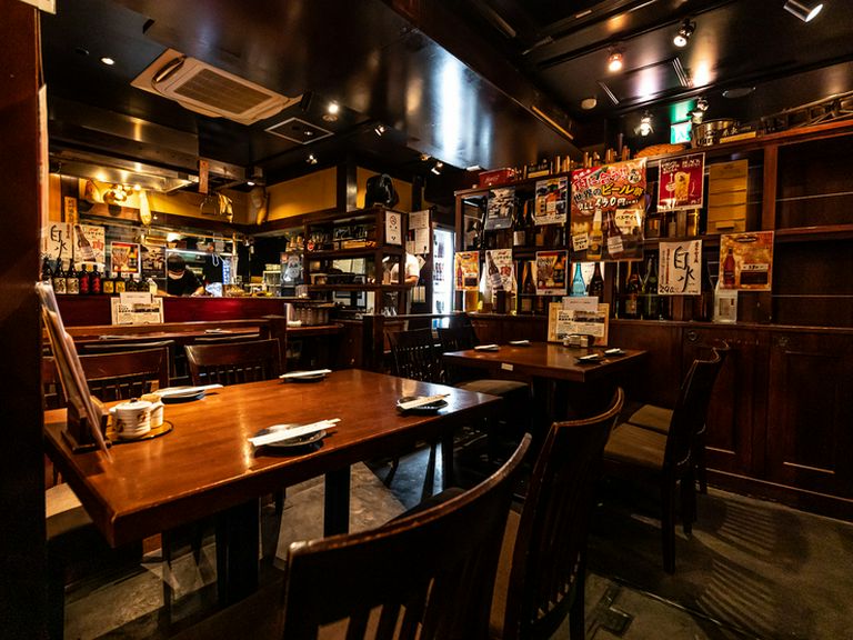 仕事帰りにふらりと立ち寄り、気軽に使えるテーブル席