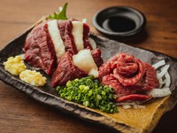 異なる食感を楽しめる『馬刺しの三点盛り』