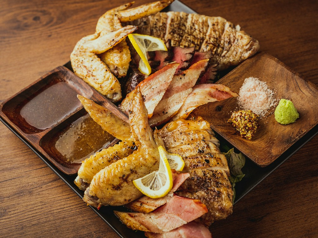 ボリューム満点。食べ応えのある『炭火焼五点盛り』