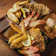 餌に炭を混ぜて育てられた「国産豚」肩ロース肉、青森県産の桜姫鶏モモ肉、国産手羽先などの盛り合わせ。「国産豚」は脂に臭みがなく、炭の香りがします。ジューシーでありながら肉肉しいのが特長。