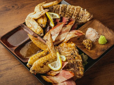 ボリューム満点。食べ応えのある『炭火焼五点盛り』