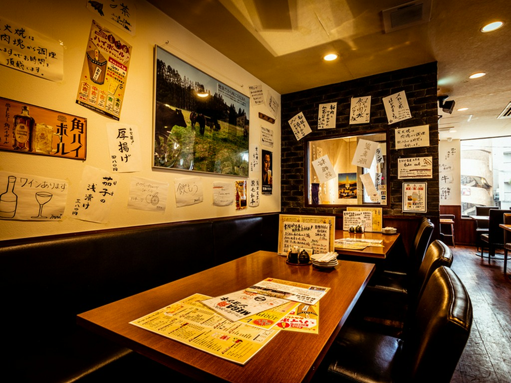 ダークブラウンを基調とした落ち着きのある店内