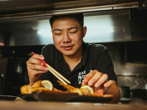 ボリュームたっぷりの肉料理でもてなしてくれる東野氏