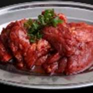 歯ごたえのある中落タンをホルモンダレで和えた物
