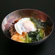 4種類のナムルとキムチ、目玉焼きをのせて、よく混ぜて召し上がっていただく
