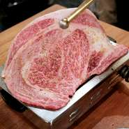 【予約限定!!】名物黒毛和牛のはみ出るカルビ!!
