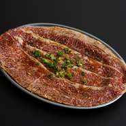 薄くスライスされたロースをサッと炙って、レアで召し上がって頂く商品
