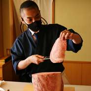 “IKI”には「粋」「息」「意気」「活」などの意味が込められています。和の設えの洗練された大人の空間で、鮮度の高い上質なお肉料理をお愉しみ下さい。
